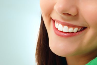 mükemmel bir gülümseme sağlıklı diş neşeli bir genç kız izole
