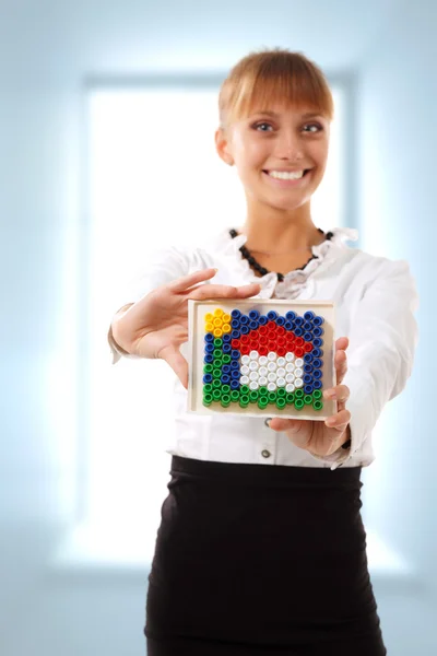 Mujer de negocios sosteniendo casa concepto fácil hecho de mosaico —  Fotos de Stock