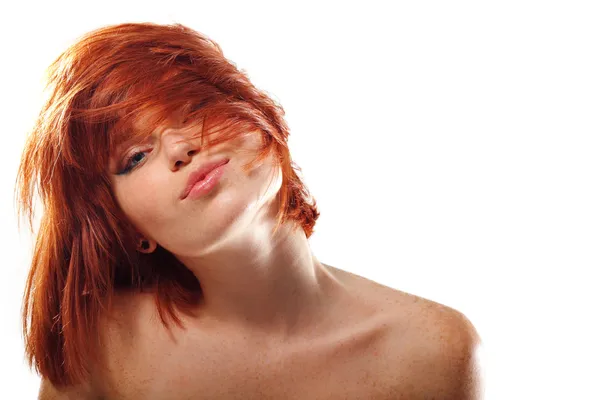 Verão adolescente menina bela sardas ruiva isolado no branco — Fotografia de Stock