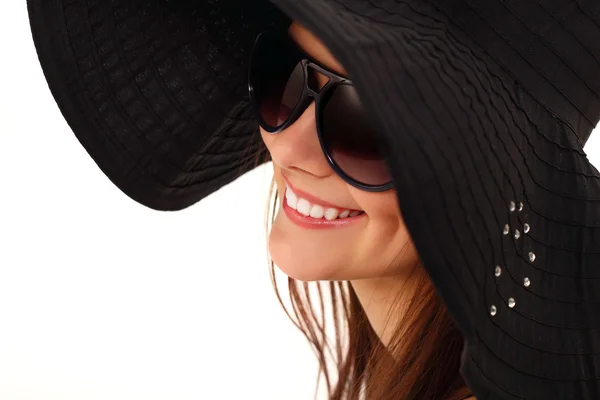 Primavera adolescente chica alegre en panama y gafas de sol disfrutando iso — Foto de Stock