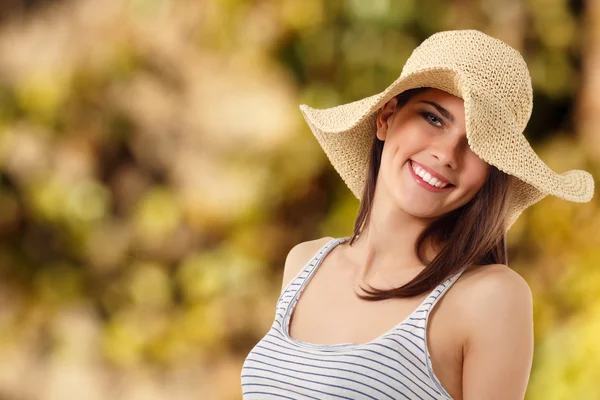 Zomer tiener meisje vrolijke in stro hoed — Stockfoto