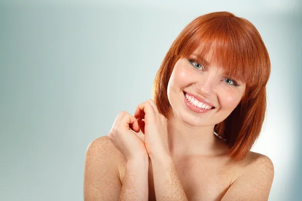 Vrouw mooie jonge glimlachend geïsoleerd op groen — Stockfoto