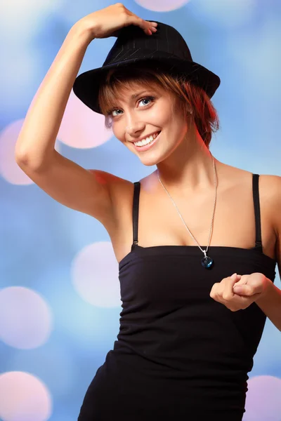 Танцовщица счастливая молодая привлекательная в ночном клубе — стоковое фото