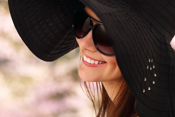 Primavera adolescente chica alegre en panama y gafas de sol disfrutando de ove — Foto de Stock