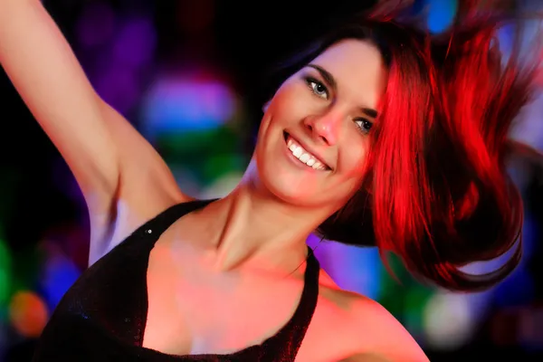 Bailando fiesta chica feliz joven atractivo en discoteca — Foto de Stock