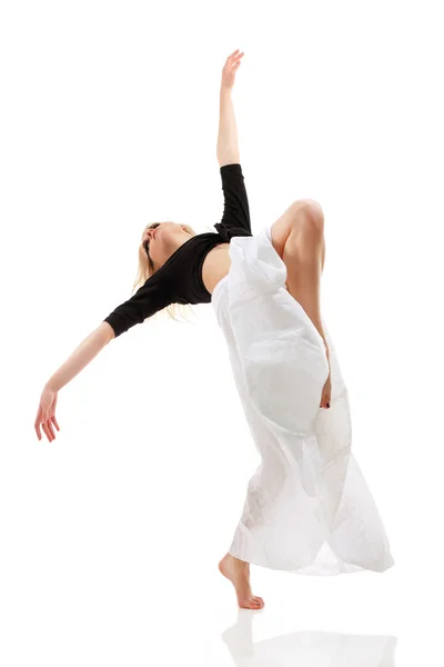 Танцовщица-подросток в белом — стоковое фото