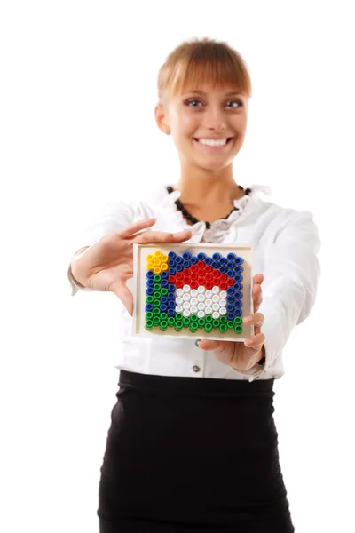 Mujer de negocios sosteniendo casa concepto fácil hecho de mosaico — Foto de Stock