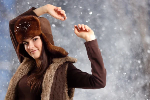 Teennager meisje mooie glimlachend op winter winter achtergrond — Stockfoto