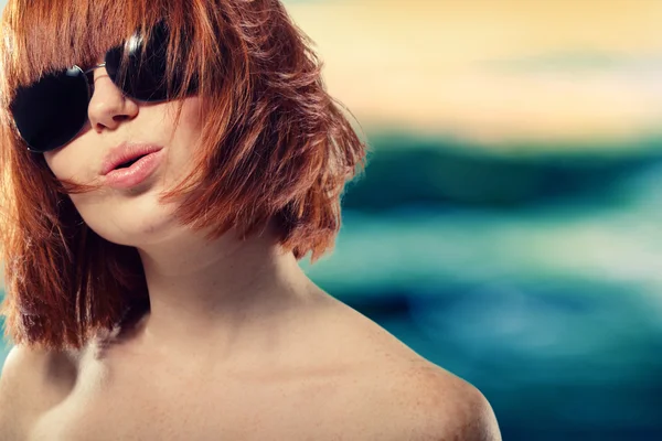 Verano adolescente chica pelirroja alegre en gafas de sol — Foto de Stock