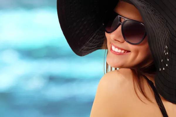 Verano adolescente chica alegre en panama y gafas de sol —  Fotos de Stock