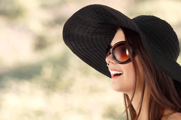 Zomer tiener meisje vrolijke in panama en zonnebril — Stockfoto