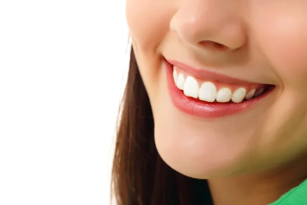 Sonrisa perfecta diente sano alegre adolescente chica aislado en blanco —  Fotos de Stock