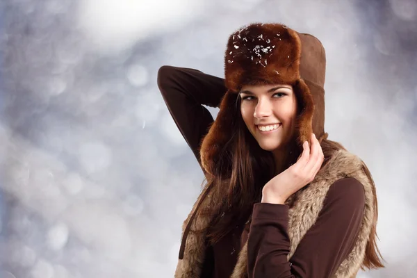 Adolescente menina muito sorrindo no inverno neve inverno fundo — Fotografia de Stock