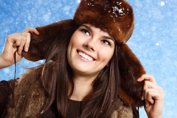 Teennager girl pretty smiling on winter snow blue background — Stock Photo, Image