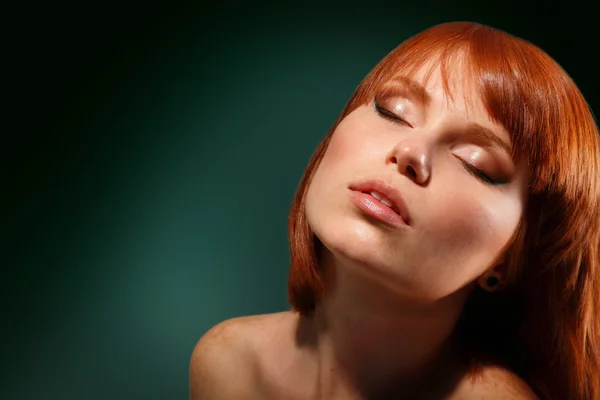 Mujer hermosa joven maquillaje aislado sobre fondo verde —  Fotos de Stock