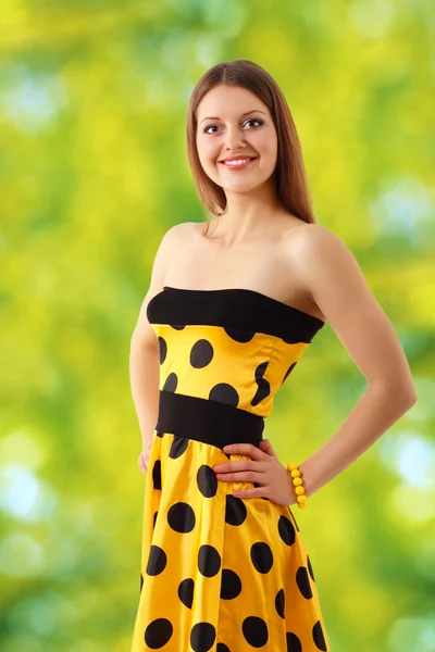 Καλοκαίρι γυναίκα όμορφη κίτρινο φόρεμα πάνω από την φύση — Φωτογραφία Αρχείου
