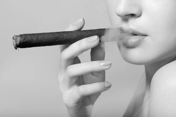 Sexy kouření doutník closeup krásná žena — Stock fotografie