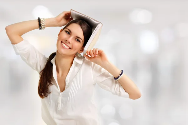 Studente ragazza allegra con i libri — Foto Stock