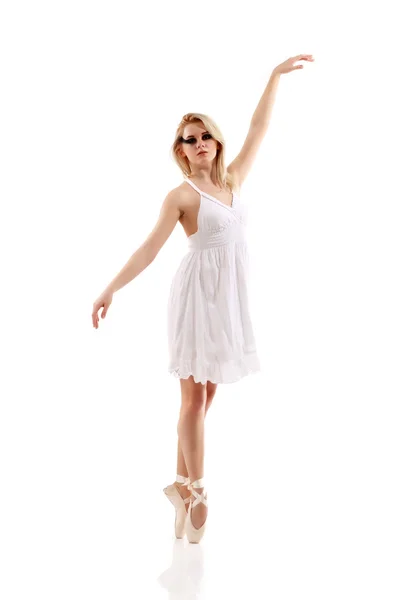 Žena baletní tanečník izolované na bílém — Stock fotografie