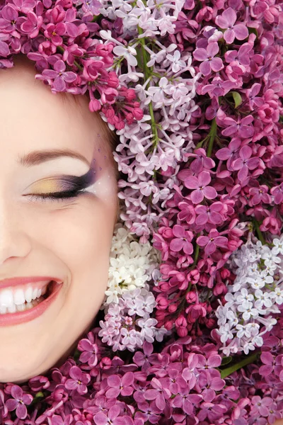 Kvinna vackert ansikte med blomma lila ram — Stockfoto