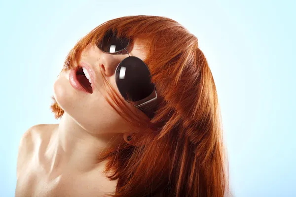 Verão adolescente menina ruiva em óculos de sol sobre azul — Fotografia de Stock