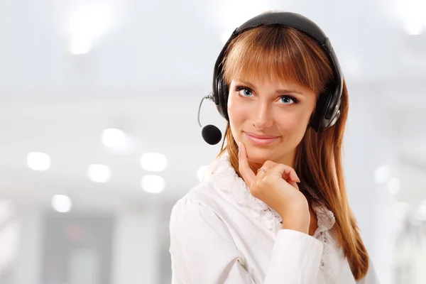 Soporte operador de teléfono hermosa mujer joven en auriculares en workpl —  Fotos de Stock