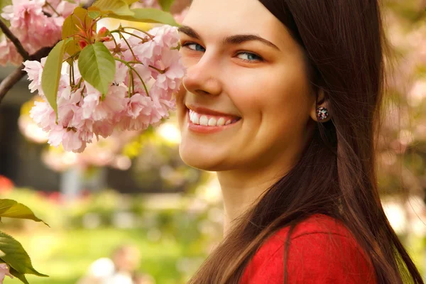 Dospívající dívka, okouzlující, šťastný úsměv v přírodní zahradě třešeň — Stock fotografie