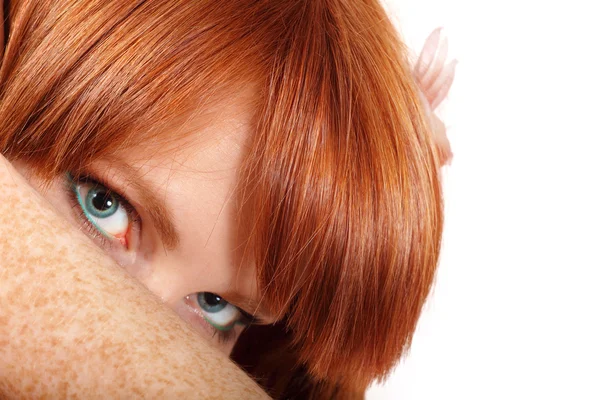 얼굴 십 대 소녀 아름 다운 빨간 머리 근접 촬영에 고립 된 주 근 깨 — 스톡 사진