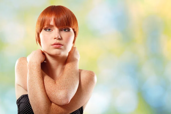 Zomer tiener meisje mooie freckles roodharige over groene natuur — Stockfoto