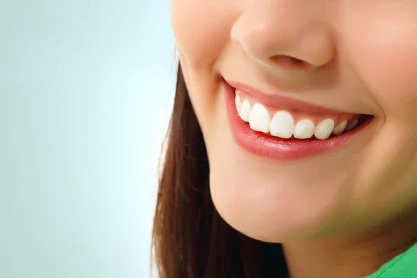 Sonrisa perfecta diente sano alegre adolescente chica aislado — Foto de Stock