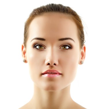 Beyaz arka planda soyutlanmış güzel bir kadın.