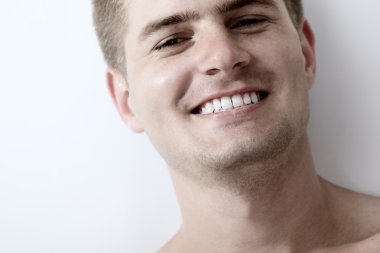 adam genç yakışıklı mutlu gülümseyerek