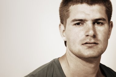 Genç adam yakışıklı.