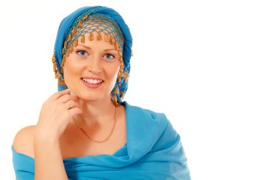 Mavi Doğu elbiselerle güzel kadın