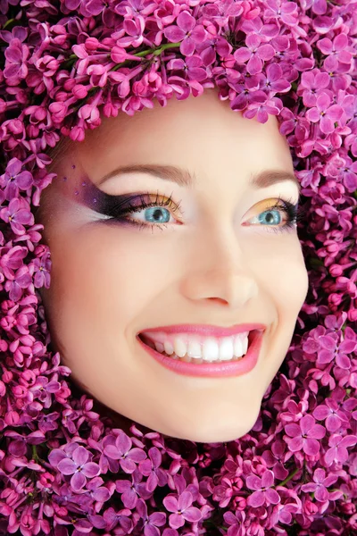 아름 다운 여자 얼굴 꽃 라일락 — 스톡 사진
