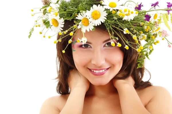 Donna bellezza viso trucco con campo estivo fiori selvatici fresco na — Foto Stock