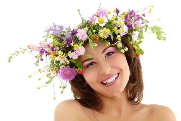 Donna bellezza viso trucco con campo estivo fiori selvatici fresco na — Foto Stock