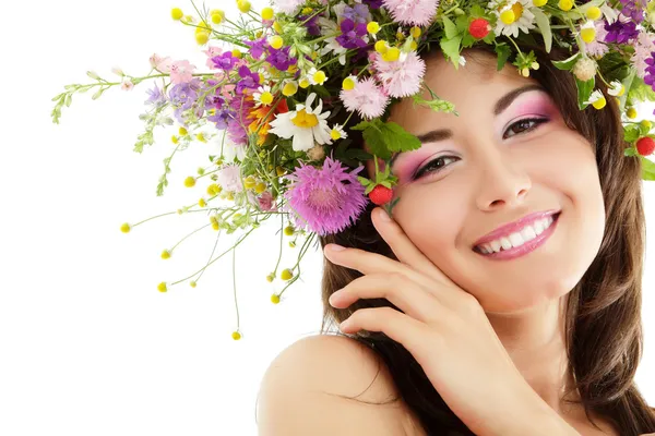 Woman beauty face makeup with summer field wild flowers fresh na — Stock Photo, Image