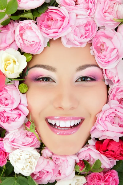 Mujer belleza cara con flor rosas marco —  Fotos de Stock