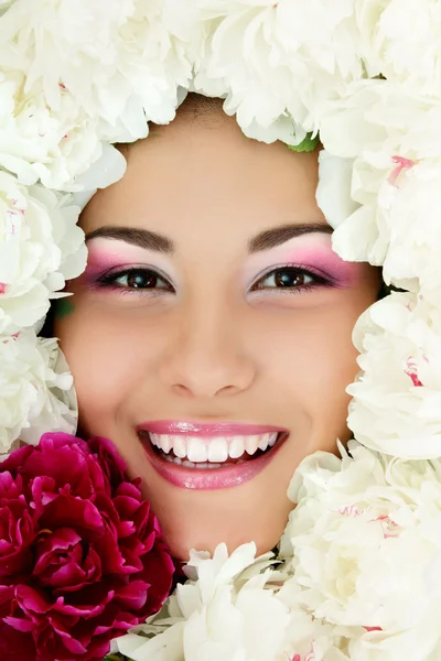 Mujer belleza cara con flor peonía marco aislado en blanco — Foto de Stock