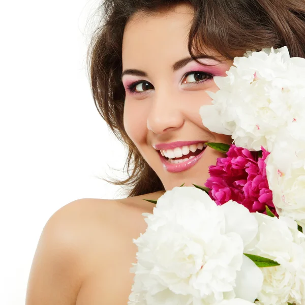 Frau Schönheit Gesicht mit Blume Pfingstrose isoliert auf weiß — Stockfoto