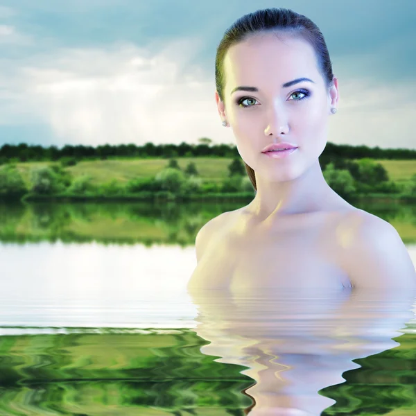 Femme jeune belle baignade rivière sur matin lever du soleil nature — Photo