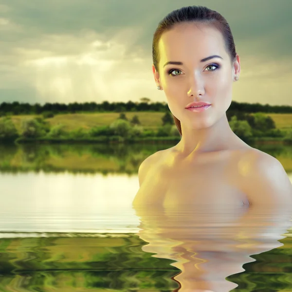 Vrouw jonge mooie zwemmen rivier over avond zonsondergang aard — Stockfoto