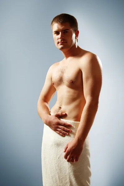 Uomo giovane atleta bello con asciugamano da bagno — Foto Stock