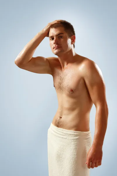 Uomo giovane atleta bello con asciugamano da bagno — Foto Stock