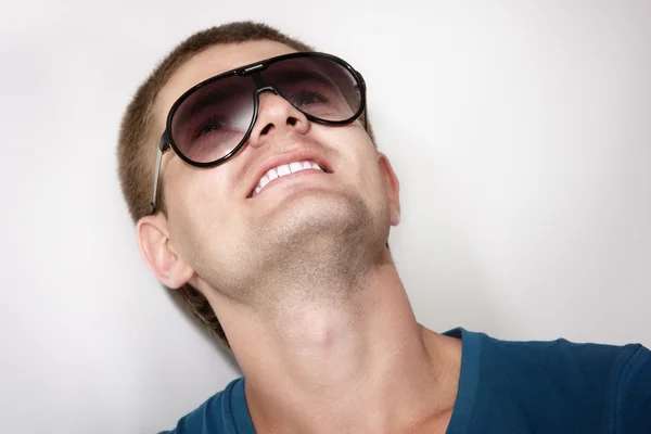 Mann junger schöner Athlet mit Sonnenbrille — Stockfoto
