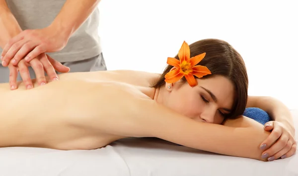 Massage van rug vrouw jonge mooie vrolijke geïsoleerd op wit — Stockfoto
