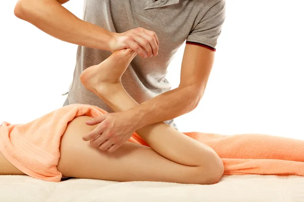 Masseur maakt anticellulite massage jonge vrouw geïsoleerd op whit — Stockfoto