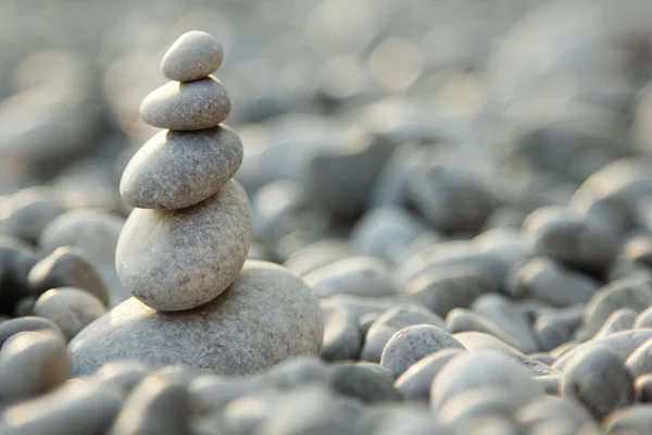 Pedras equilibradas sobre fundo natureza — Fotografia de Stock