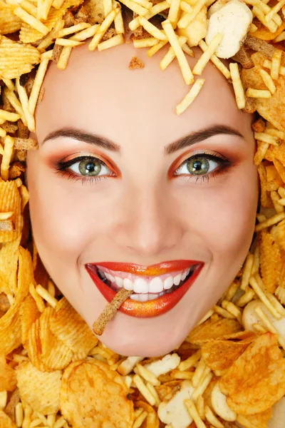 Woman beauty face with unhealth eating fast food potato chips ru — Stock Photo, Image